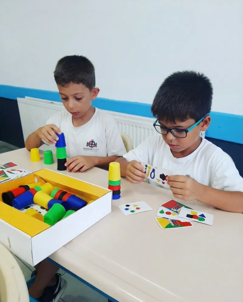 İhsaniye mahallesi anaokulu çocuklar bahçede oyun oynuyor