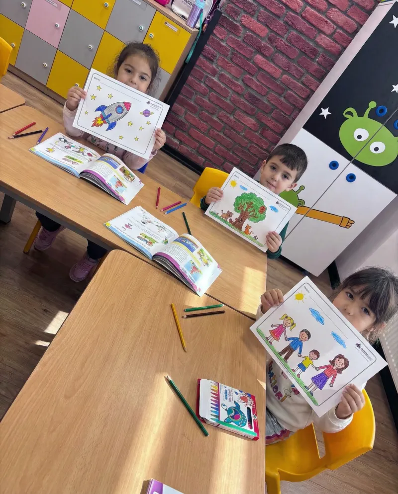 Özlüce mahallesi anaokulu çocuklar modern sınıfta etkinlik
