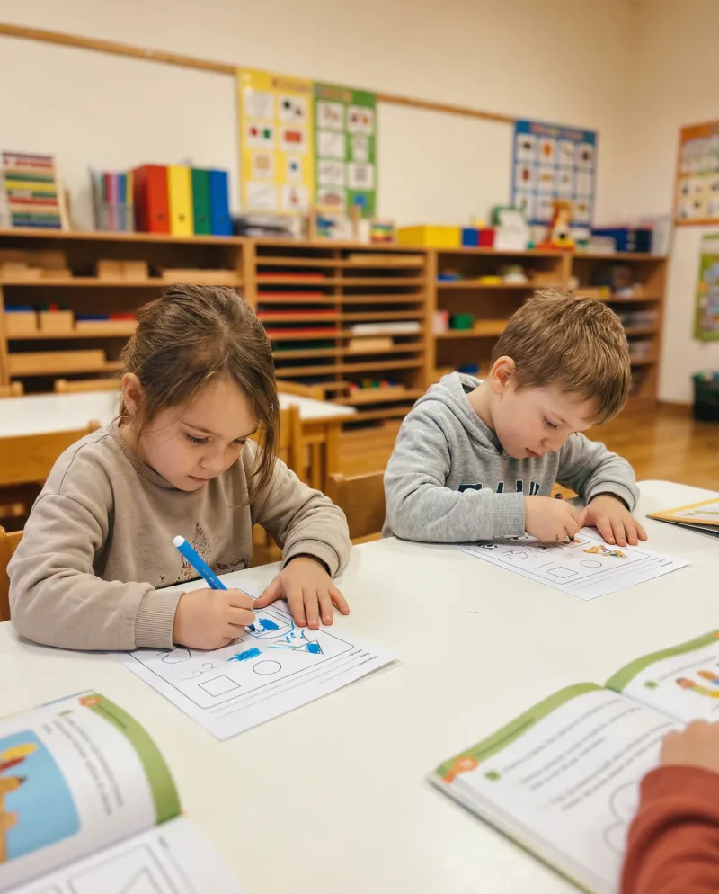 Çocuklar çizim ve yazma hazırlık etkinliği yapıyor