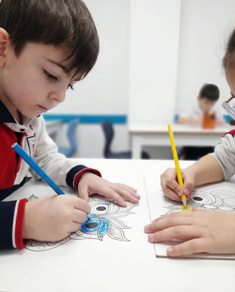 Boyama etkinliği yapan anaokulu öğrencileri